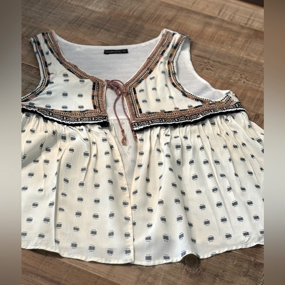 So Cute! Front Tie Textured Embroidered Layer Vest Women’s Sz-L Cream/Brown/Navy - Picture 1 of 10